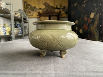 Een Chinese driepotige Yaozhou celadon wierookbrander, Song of later