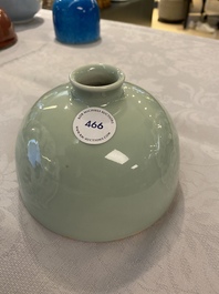 Een Chinese celadon-geglazuurde waterpot, Kangxi merk, 19e eeuw