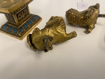 Une paire de lions bouddhistes en bronze dor&eacute; sur socles en &eacute;maux champlev&eacute;s, Chine, 18/19&egrave;me