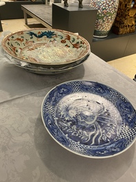 Trois plats en porcelaine de Chine dite 'de Swatow', Ming