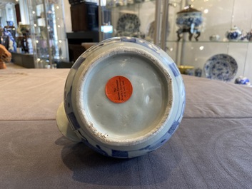 Une verseuse de type kendi en porcelaine de Chine en bleu et blanc de type kraak de l'&eacute;pave 'Hatcher', &eacute;poque Transition