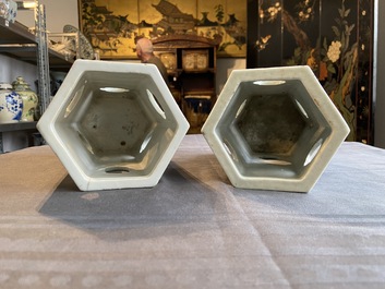 Twee Chinese blauw-witte hexagonale hoedensteunen met landschappen, 19e eeuw