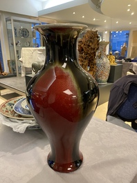 Un vase de forme balustre en porcelaine de Chine &agrave; &eacute;mail flamb&eacute;, 19/20&egrave;me