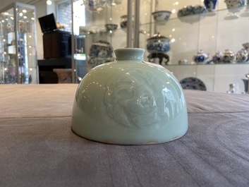 Een Chinese celadon-geglazuurde waterpot, Kangxi merk, 19e eeuw