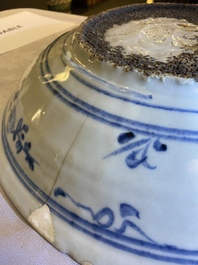 Trois plats en porcelaine de Chine dite 'de Swatow', Ming