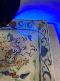 Une coupe de forme carr&eacute;e en porcelaine de Chine wucai &agrave; d&eacute;cor d'un dragon, marque et &eacute;poque de Wanli