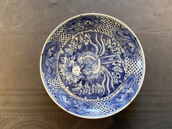 Trois plats en porcelaine de Chine dite 'de Swatow', Ming