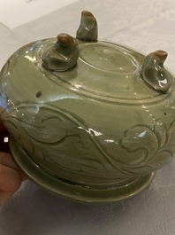 Een Chinese driepotige Yaozhou celadon wierookbrander, Song of later