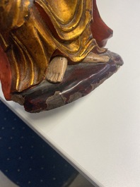 Een Vietnamese beschilderde, vergulde en gelakte houten figuur van Guanyin, 18/19e eeuw