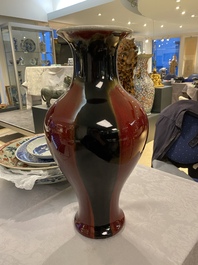 Un vase de forme balustre en porcelaine de Chine &agrave; &eacute;mail flamb&eacute;, 19/20&egrave;me