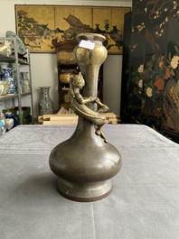 Een Chinese bronzen 'hu' vaas met knoflookhals, Qianlong merk en periode