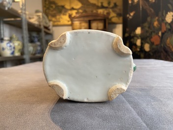 Une th&eacute;i&egrave;re et trois tasses en porcelaine de Chine famille verte, Kangxi et apr&egrave;s