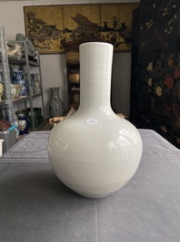 Un vase de forme 'tianqiu ping' en porcelaine de Chine en blanc monochrome, 18/19&egrave;me