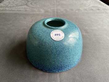 Un pot &agrave; eau en porcelaine de Chine &agrave; &eacute;mail robin's egg, 19/20&egrave;me