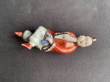 Une tabati&egrave;re en porcelaine de Chine polychrome en forme d'une femme couch&eacute;e, 19&egrave;me