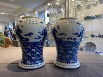 Une paire de vases en porcelaine de Chine 'Bleu de Hue' pour le Vietnam, marque du Roi Kai Dinh, 1921-1924