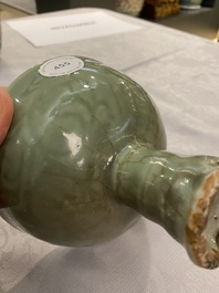 Een Chinese Longquan celadon stem cup met onderglazuur decor, Ming