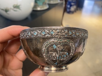 Een Armeense ge&euml;mailleerde zilveren kop en schotel, 18e eeuw