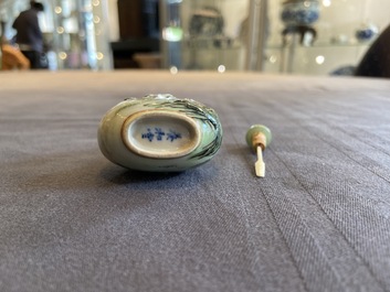 Une tabati&egrave;re en porcelaine de Chine &agrave; d&eacute;cor de ch&egrave;vres en relief, marque Yang He Tang, 19/20&egrave;me