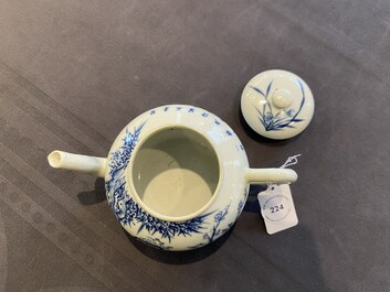 Vier stukken Chinees 'Bleu de Hue' porselein voor de Vietnamese markt, 19e eeuw