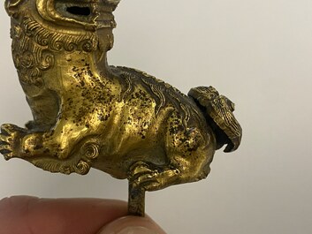 Une paire de lions bouddhistes en bronze dor&eacute; sur socles en &eacute;maux champlev&eacute;s, Chine, 18/19&egrave;me