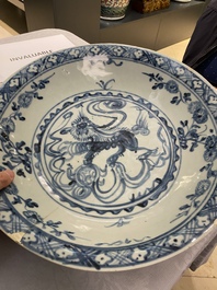 Trois plats en porcelaine de Chine dite 'de Swatow', Ming