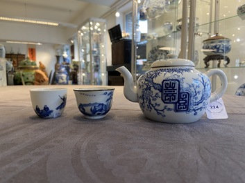 Vier stukken Chinees 'Bleu de Hue' porselein voor de Vietnamese markt, 19e eeuw