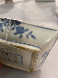 Une coupe de forme carr&eacute;e en porcelaine de Chine wucai &agrave; d&eacute;cor d'un dragon, marque et &eacute;poque de Wanli