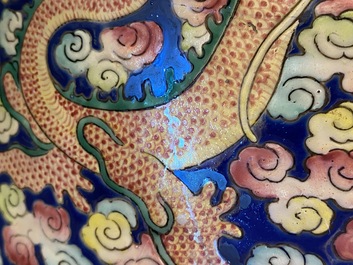 Une paire de grands vases en porcelaine de Chine famille rose &agrave; d&eacute;cor de dragons, 19&egrave;me