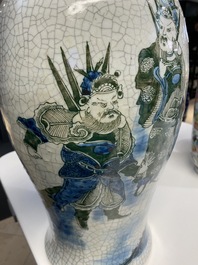 Un vase en porcelaine de Chine dite 'de Nankin' &agrave; d&eacute;cor polychrome, marque de Chenghua, 19&egrave;me