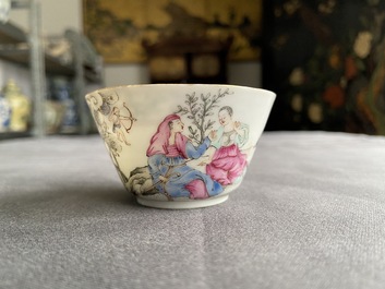 Een fijne Chinese famille rose kop en schotel met romantisch decor, Qianlong