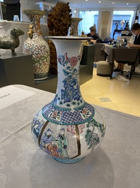 Un vase de forme bouteille en &eacute;maux de Canton, marque de Qianlong, 19&egrave;me