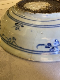 Trois plats en porcelaine de Chine dite 'de Swatow', Ming