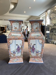 Une paire de vases de forme carr&eacute;e en porcelaine de Chine famille rose, marque de Qianlong, R&eacute;publique