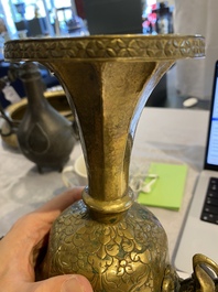 Une verseuse et un bol &agrave; offrandes en cuivre et une verseuse en bronze, Tibet et Inde, 18/19&egrave;me