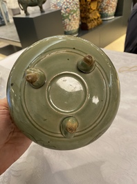 Een Chinese driepotige Yaozhou celadon wierookbrander, Song of later