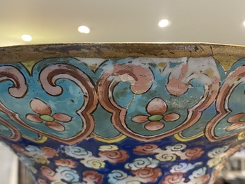 Une paire de grands vases en porcelaine de Chine famille rose &agrave; d&eacute;cor de dragons, 19&egrave;me