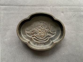 Een Chinese bronzen vierlobbige penselenwasser, Kangxi