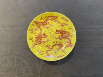 Un bol couvert, une tasse &agrave; vin et un tazza en porcelaine de Chine &agrave; d&eacute;cor de dragons sur fond jaune, 19/20&egrave;me