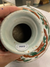 Un vase en porcelaine de Chine wucai &agrave; d&eacute;cor de ph&eacute;nix, &eacute;poque Transition