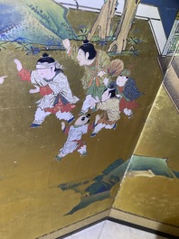 Een Japans zesdelig beschilderd 'Byobu' scherm met spelende jongens, Edo, 18/19e eeuw