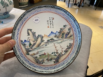 Une assiette en &eacute;maux de Canton &agrave; d&eacute;cor d'un paysage, Qianlong