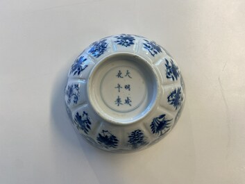 Un bol en forme de lotus en porcelaine de Chine en bleu et blanc &agrave; d&eacute;cor d'immortels, marque de Chenghua, Kangxi