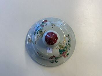 Un grand vase couvert en porcelaine de Chine famille rose, 19&egrave;me