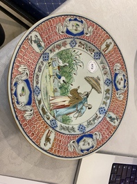 Un plat en porcelaine de Chine famille rose &agrave; d&eacute;cor 'Dames au Parasol', Qianlong