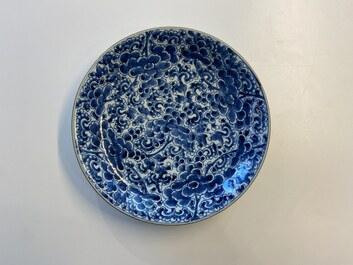 Trois plats aux raisins en porcelaine de Chine en bleu et blanc, Kangxi