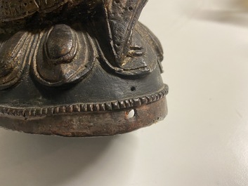 Une figure de Bouddha en bronze dor&eacute;, Chine, Ming