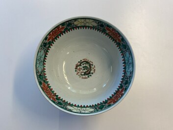 Un grand bol et une coupe rectangulaire en porcelaine de Chine wucai, Kangxi et/ou apr&egrave;s