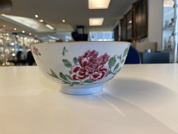 Une collection vari&eacute;e de tasses et soucoupes en porcelaine de Chine famille rose et grisaille et un bol &agrave; d&eacute;cor de coqs, Yongzheng/Qianlong