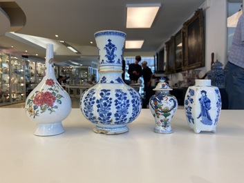 Vier Chinese blauw-witte, famille rose en famille verte vazen, Kangxi/Yongzheng